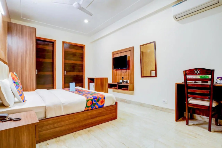 FabHotel Golf Course Sapphire