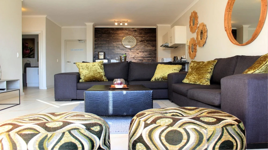 Sunlit Apartment Muizenberg Beachfront