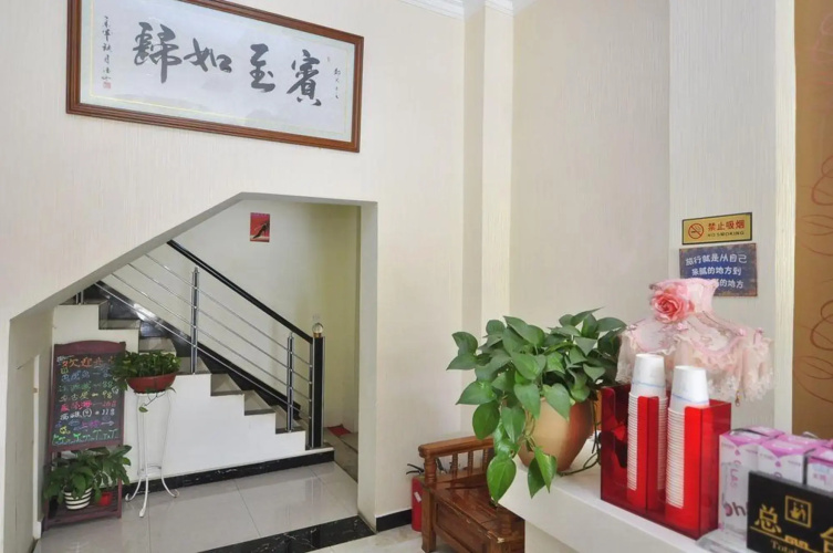 Yiliang Yuwang Theme Hotel