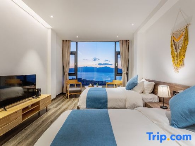 Standard Twin Family room with lake view