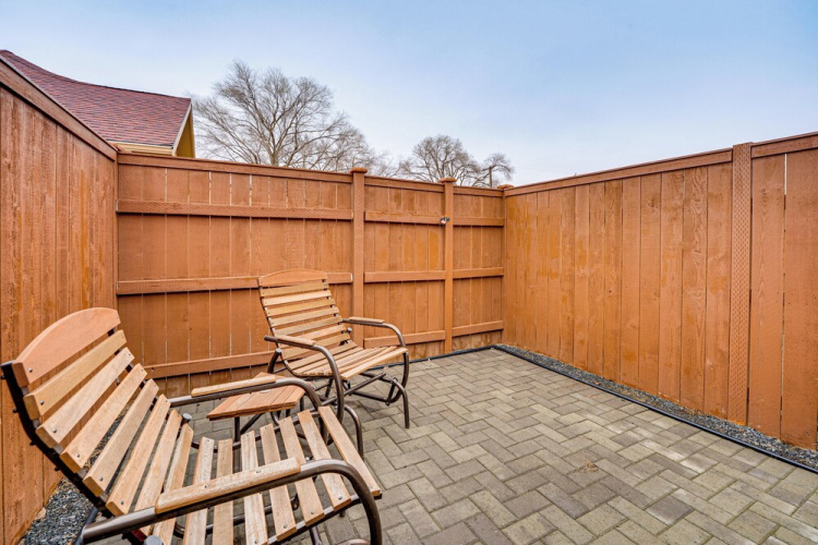 Walk to Main Ave & Soap Lake! Pet-friendly Studio