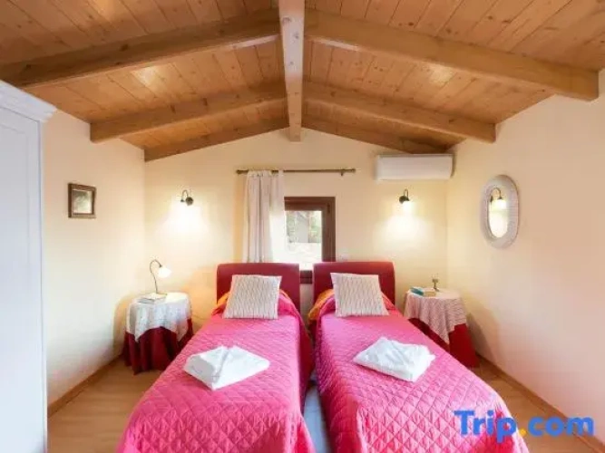 4 Bedrooms Villa