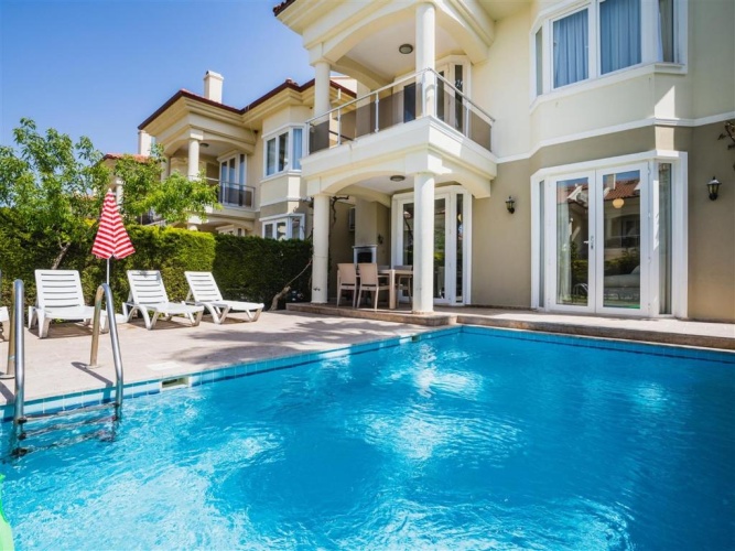 5 Bedrooms Villa