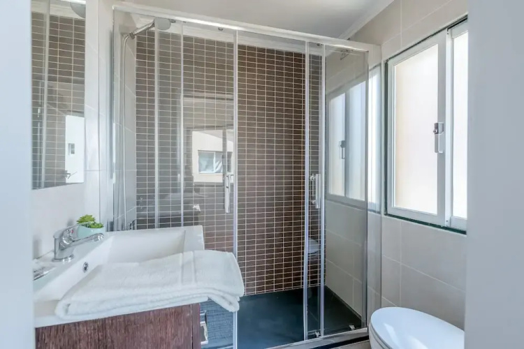 Bright & Spacious Alfama Typical Apartment, By TimeCooler