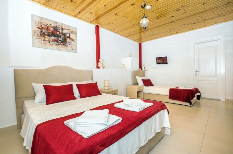 1 Bedroom Standard Quadruple Family room
