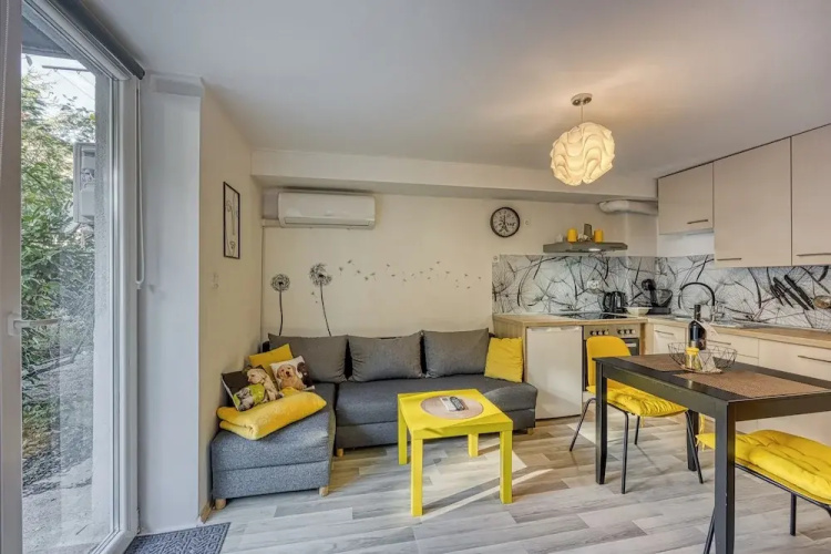 Bumblebee Apartment with Garden