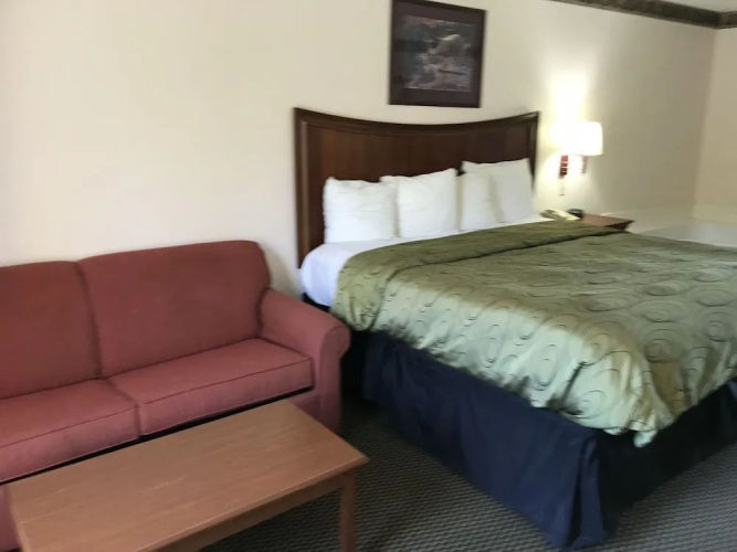 Clairmont Inn & Suites Warren