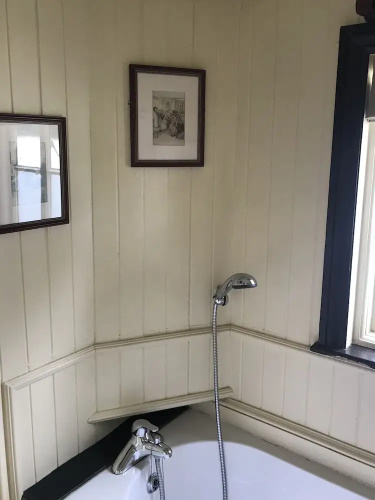 Drewe Arms Bunk Rooms & Church Cottage