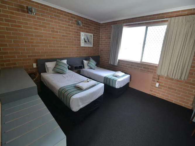 The Oaks Hotel Motel