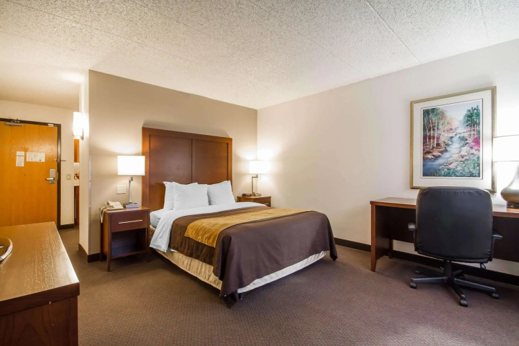 Comfort Inn & Suites Madison - Airport