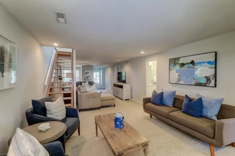 805 East Arctic