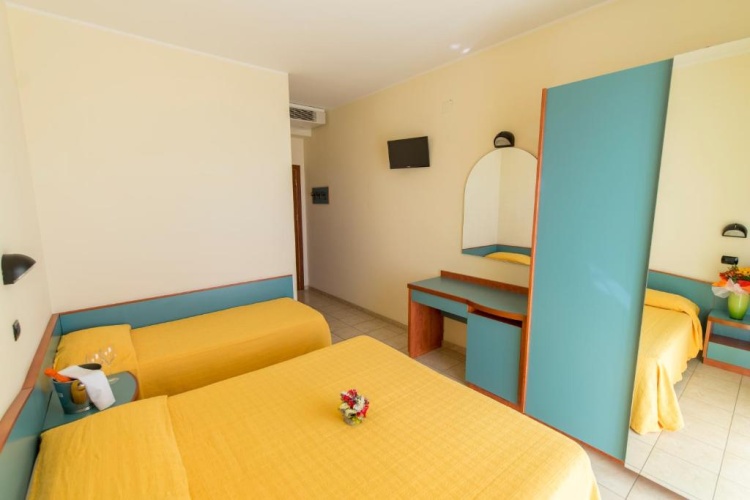 Standard Triple room