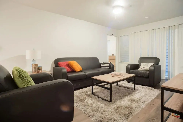 Modern Condo With Pool, Gym, Workspaces & BBQ