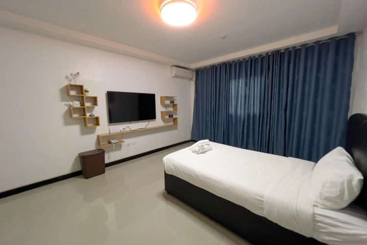 Deluxe Quintuple Family room