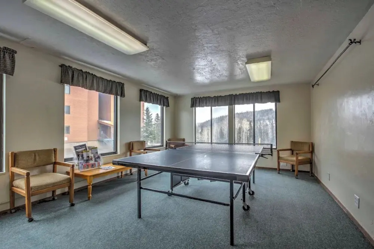 Romantic Ski Haven w/ Balcony: Brian Head Studio