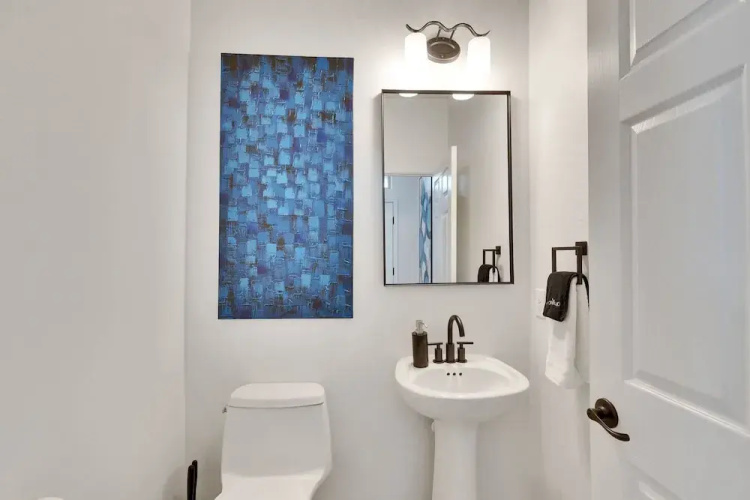 Luxury 4BR 2 5BA Home EV Charger Pool Access