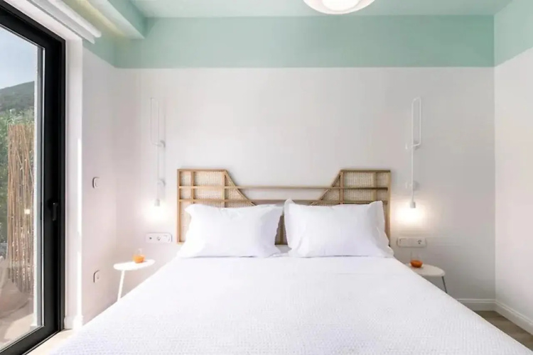 13 Keys Suites