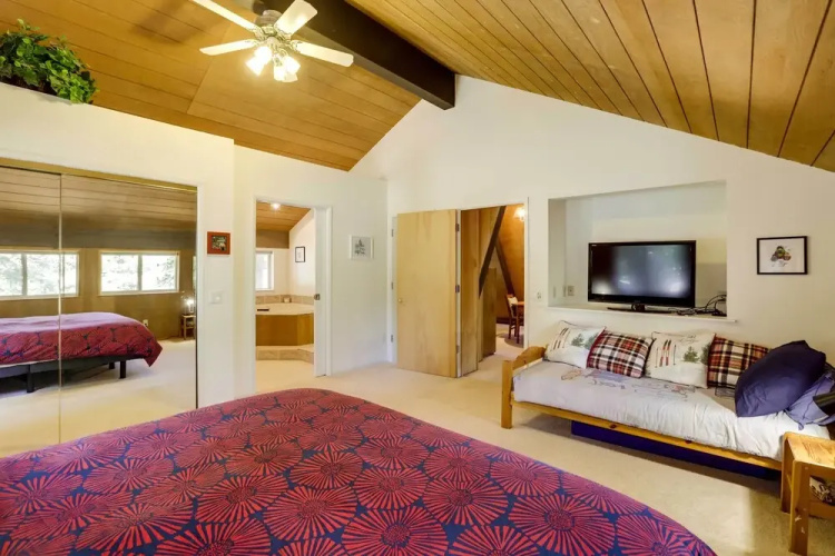 Spacious Cabin w/ Deck, < 3 Mi to Donner Lake