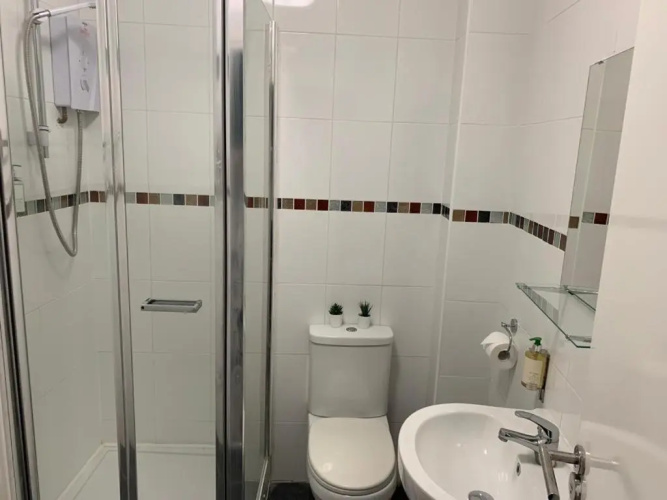 Spacious, Bright Twin Studio Apartment (can sleep up to 4)