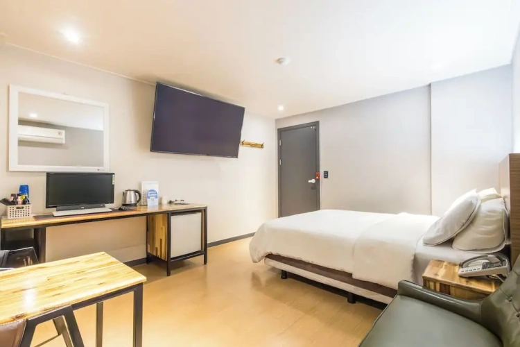 Standard Triple room with city view