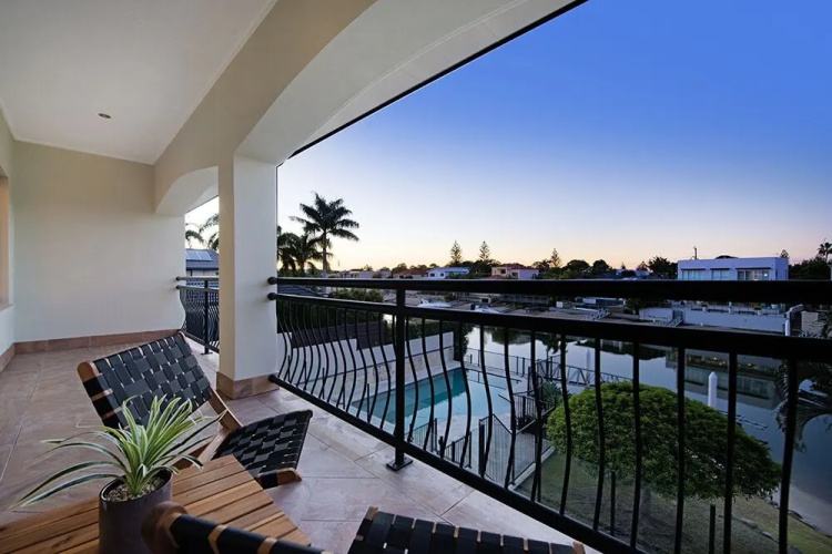 Stunning Lake Front House Amalfi Drive
