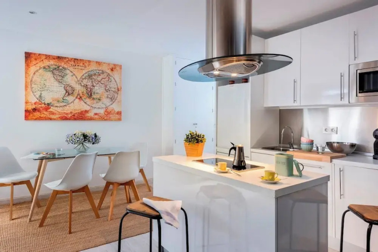 Cozy 1 BD Apartment in Perfect Location Albareda II
