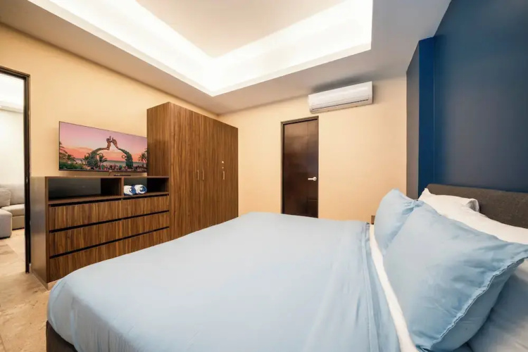2 BR Condo Rooftop Gym & Pool - Veronica