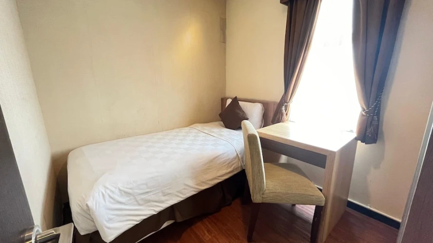 2 Bedrooms Standard Triple Family room with city view