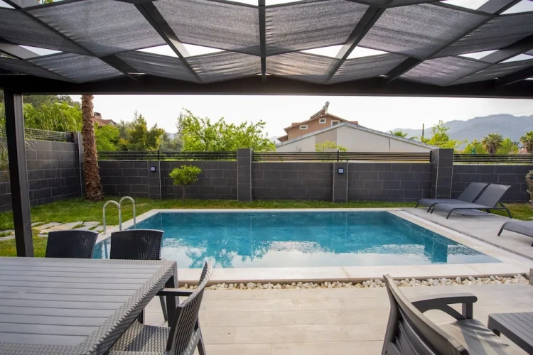 Luxury Sextuple Villa with pool view