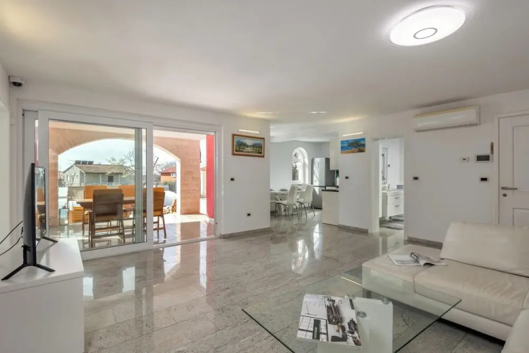 Apartment Ayni With Private Pool