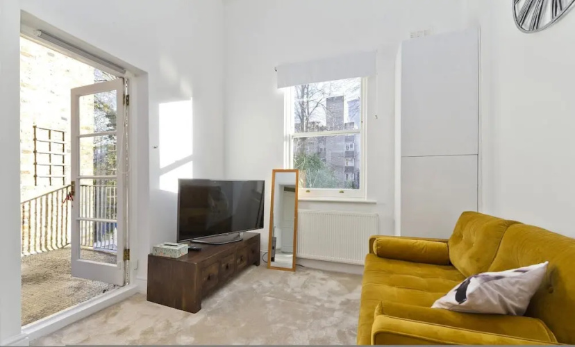 Bright one Bedroom Apartment With Balcony in Maida Vale by Underthedoormat