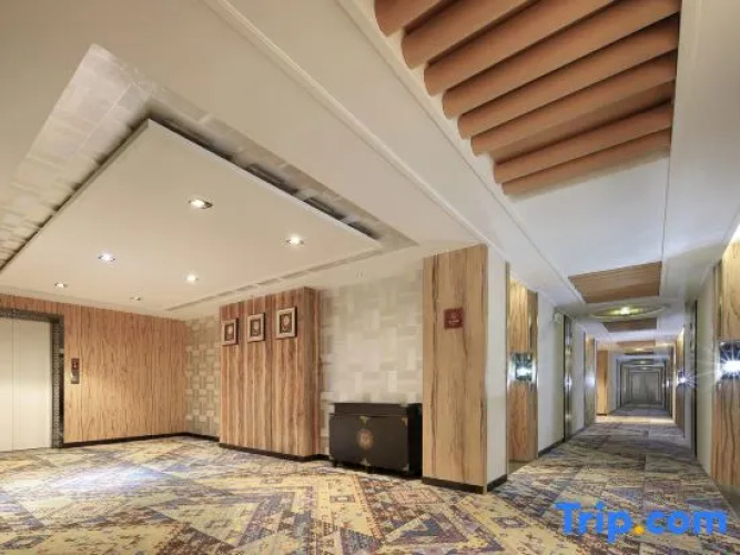 Lijiang Source Resort Hotel