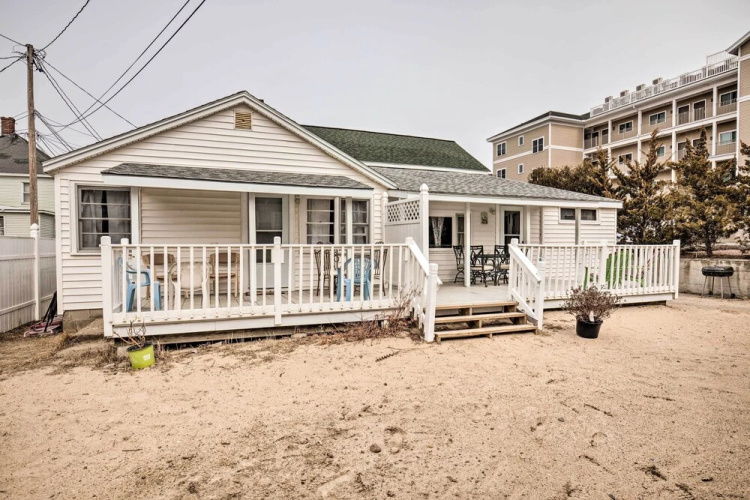 No-frills Hampton Cottage - Steps to Beach!