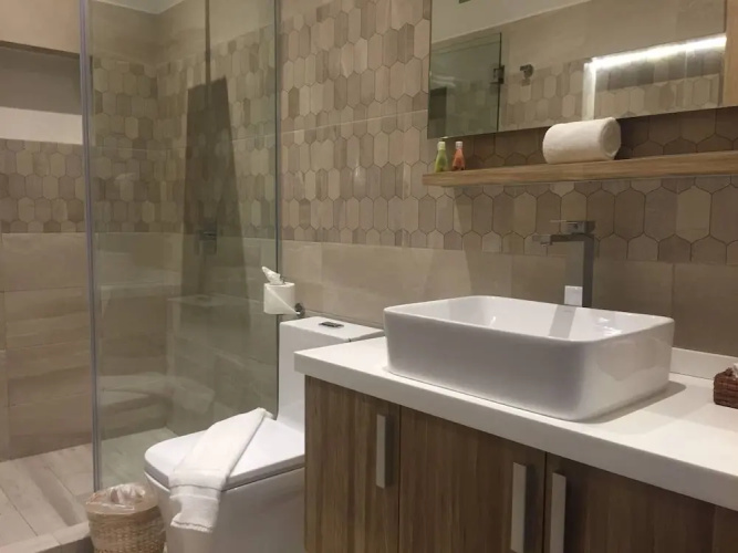 2BR With Rooftop Pool in Great Location! A/c!