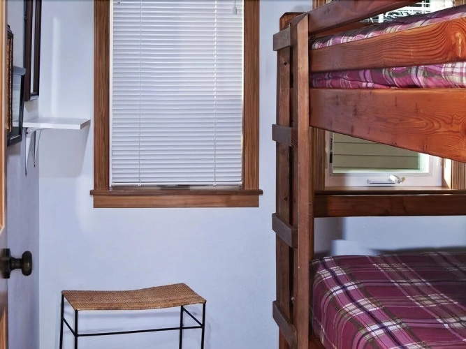 Sheltering Pines 4 Br cottage by RedAwning