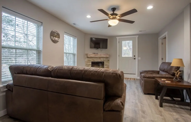 Whispering Woods Lodge-sleeps 10 4 Bedroom Home by RedAwning