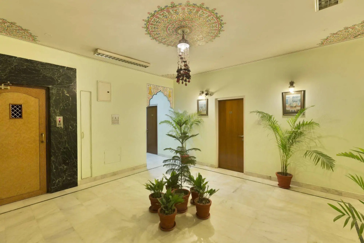 Hotel Sarang Palace