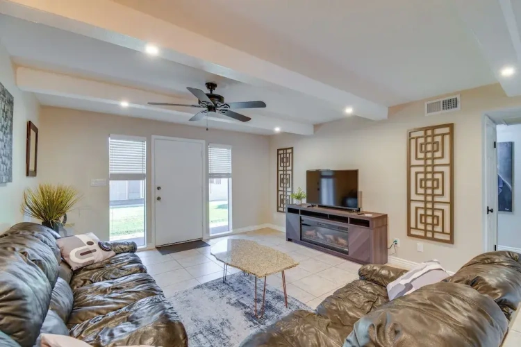 2 Bedrooms Apartment