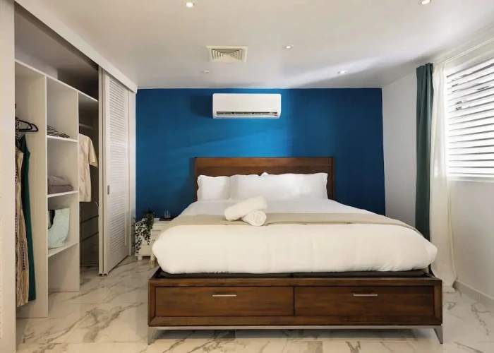 4 Bedrooms Apartment