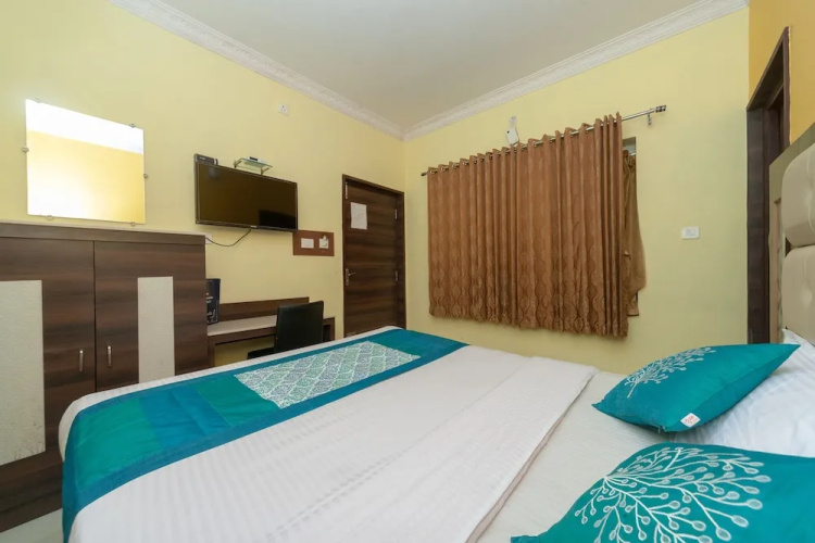 OYO 7987 Hotel Carnation