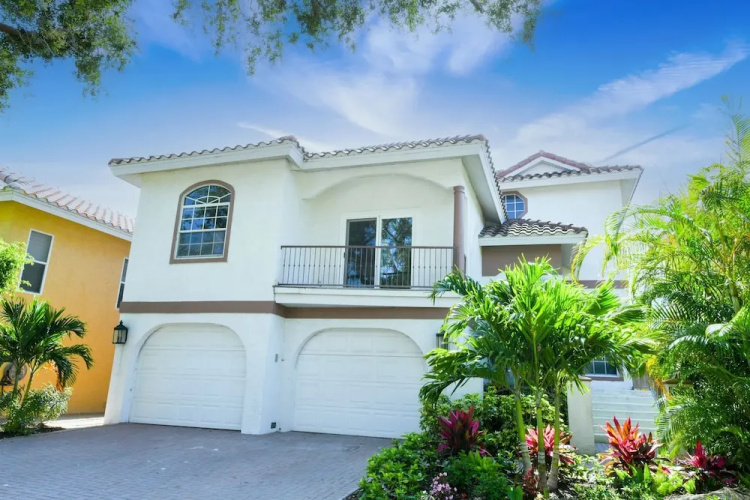 Canal-front Sleeps 10 Pool Spa Private Dock - サラソータ, FL