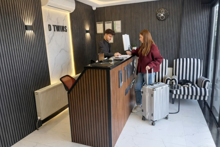 D Twins plus Hotel