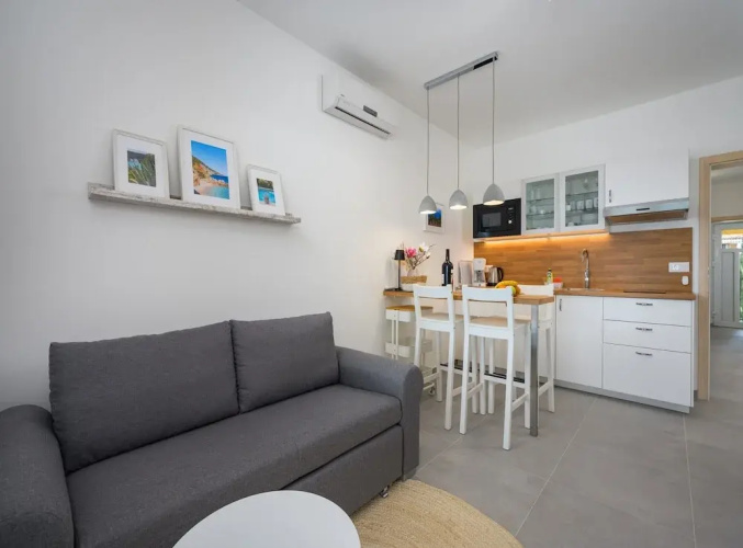 Bright Apartment With Communal Pool