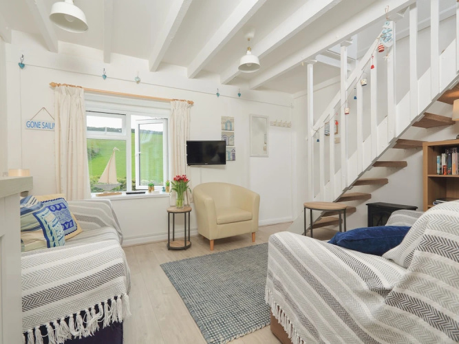 4 Thornlea Mews