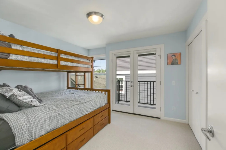 Seattle Vacation Home: The Library
