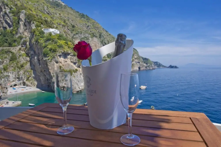 Romantic Room - A Rockside Escape