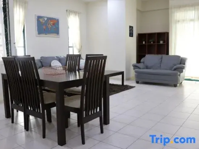 Jeff & Ricky Homestay 7@ Riverine Emerald Kuching