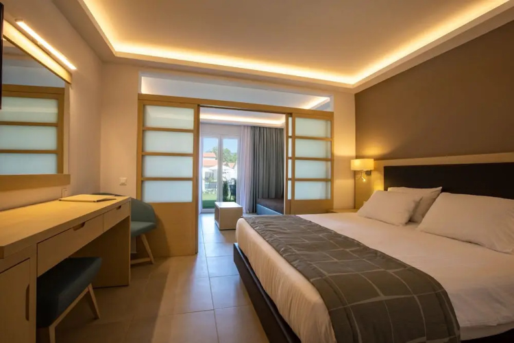 Paleros Beach Resort