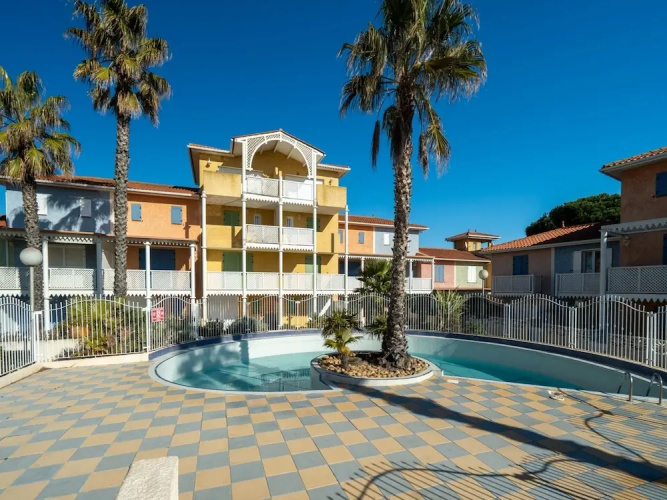 Beachside Apartment With Pool