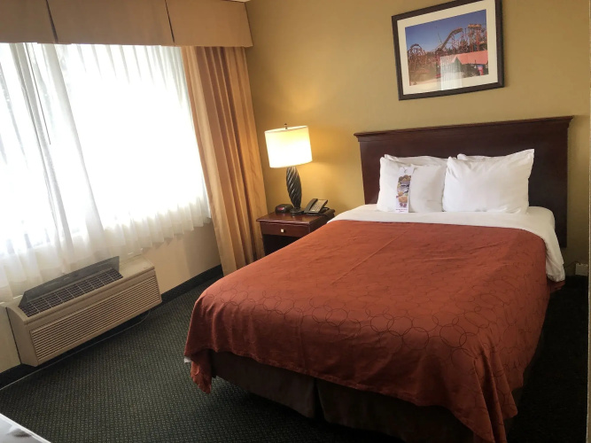 Knott's Hotel